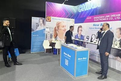 ลูกค้าทดสอบชุดหูฟังโมโน B45 ในสถานที่งาน Gitex 2023