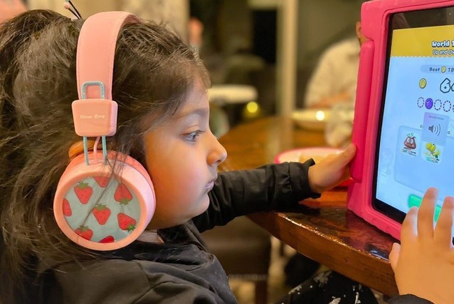 How to help kids protect their hearing when using headphones How to help kids protect their hearing when using headphones